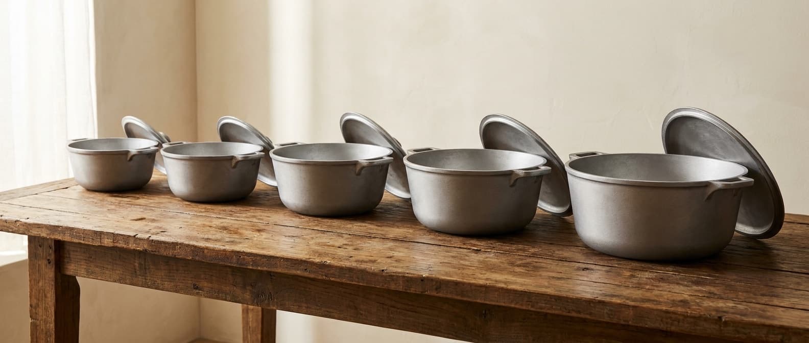 The five Anjene kaldero sizes, A through E, arranged in a row